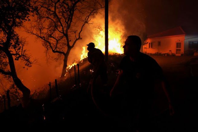 Пламя пересекло Национальную дорогу в Малакасе и движется сторону Оропоса