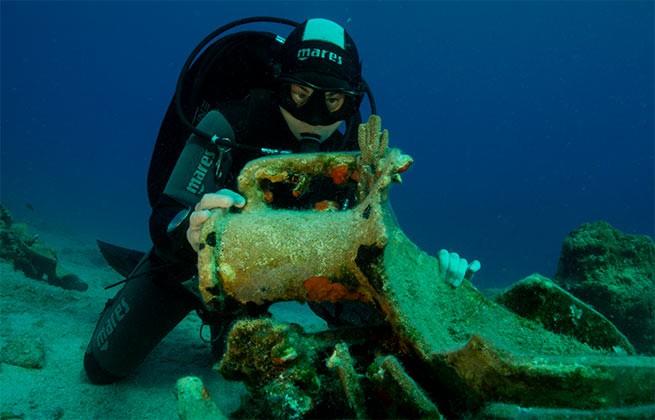 На дне Эгейского моря найдены 5 античных корабле и огромный якорь