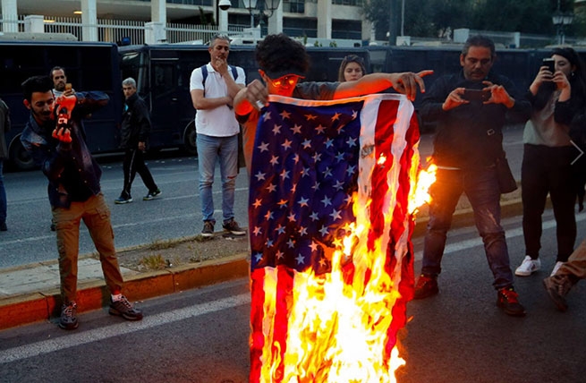 В Греции демонстранты сожгли флаги стран коалиции