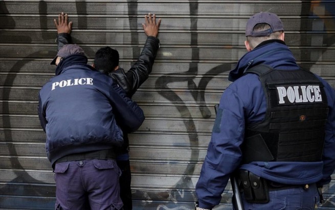 Полицейская облава на Омонии: 10 арестованных, 96 задержано