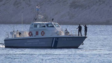 Береговая охрана арестовала 5 нелегалов и 4 торговцев людьми после погони на лодке на Родосе