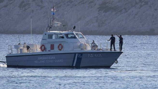 海岸警卫队在罗德岛追捕船只后逮捕了 5 名非法分子和 4 名贩运者