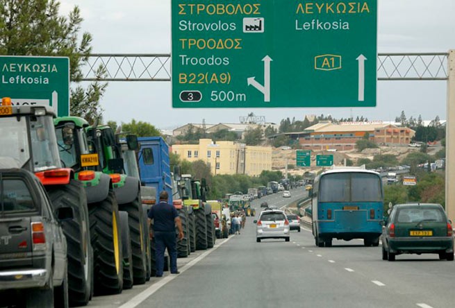 В Греции фермеры заблокировали главные автомагистрали и КПП на границе с Болгари