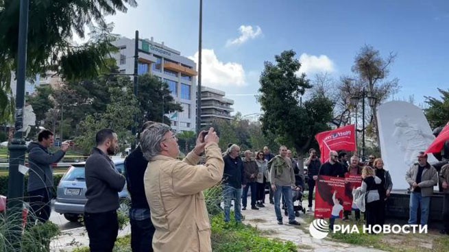 В Афинах возле памятника советскому солдату прошла акция против НАТО и фашизма в Украине