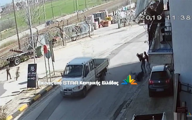 Цыгане грабят женщину в Фивах (видео)