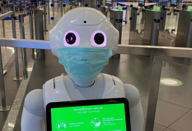 Робот  Pepper в аэропорту Эл.Венизелос информирует посетителей о коронавирусе
