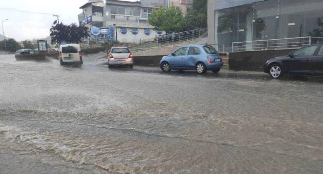 Салоники в воскресенье затопило, улицы превратились в бурные реки (видео)