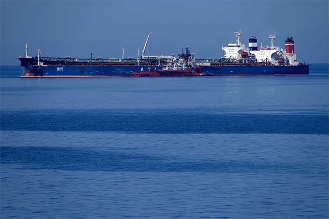Иран и Греция все еще удерживают нефтяные танкеры друг друга