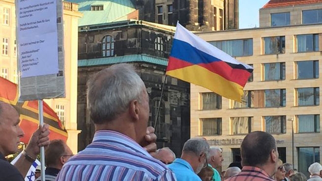На еженедельном митинге ПЕГИДА за месяц до выборов был один &quot;российско-немецкий&quot; флаг, один просто российский, и один плакат с призывом к дружбе с Россией против США