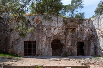 Тюрьма Сократа: пещера в центре Афин