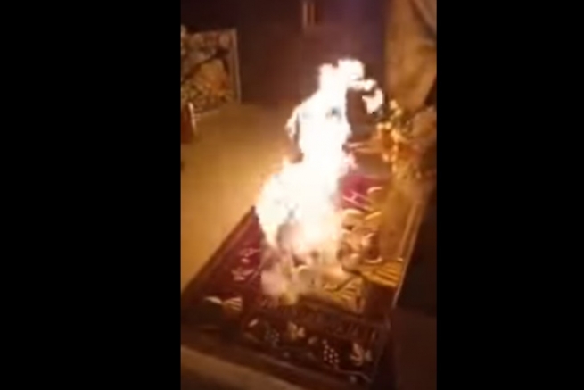 В Греции священник зажег Святой Престол во время пасхального богослужения