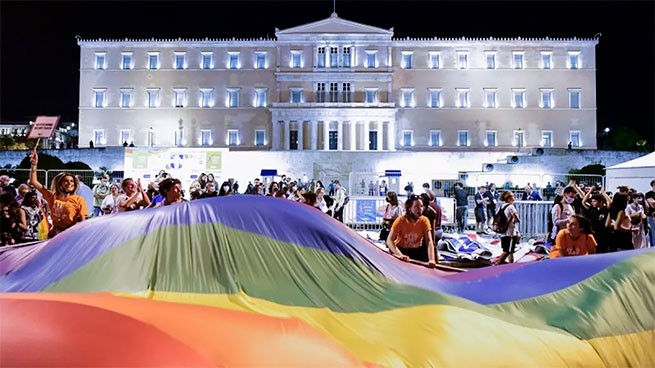 根据激进左翼联盟和泛希腊社会主义运动党的投票，议会将允许 LGBT 夫妇收养孩子