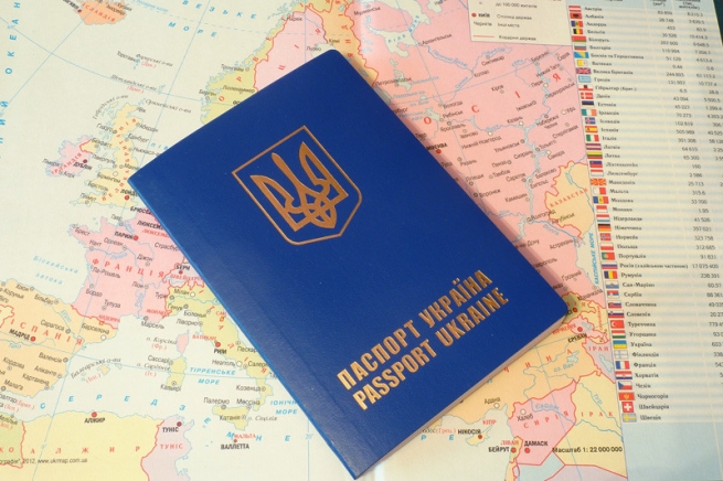 С 1 октября украинцы не смогут продлить действие загранпаспорта