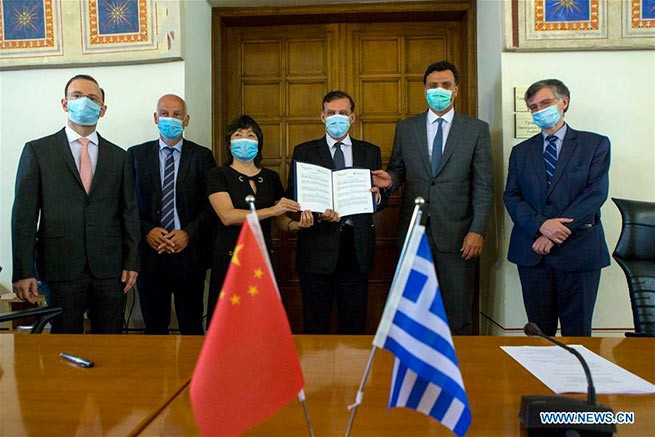 Китай подарил Греции новейшее оборудование для тестирования на коронавирус
