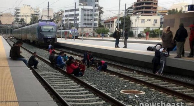 Беженцы перекрыли станцию Лариса, требуя, чтобы им позволили покинуть Грецию