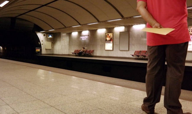 Спасена женщина, упавшая на рельсы афинского метро