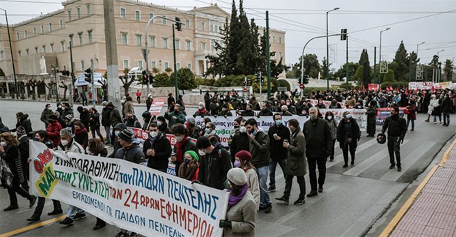 Афины: Митинг протеста против обязательной вакцинации
