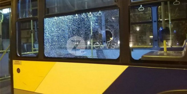 Пьяный разбил стекло автобуса на проспекте Сингру