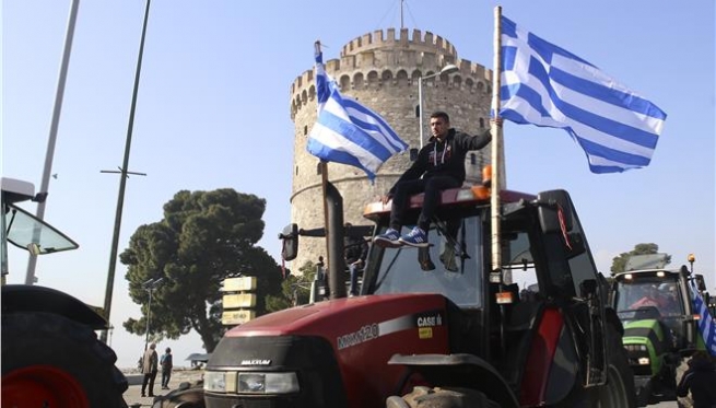 На митинг протеста в центр Салоник въехало 50 тракторов