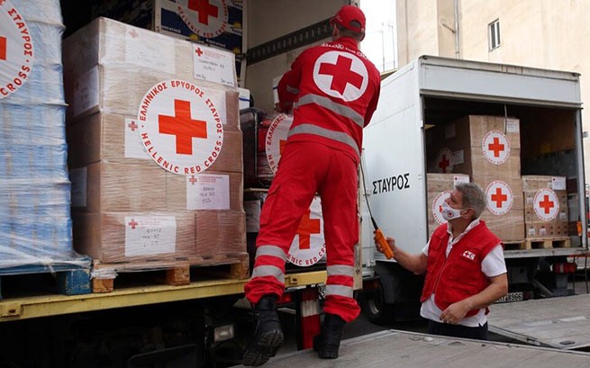 Во вторник в Афинах волонтеры заканчивают загрузку грузовиков Греческого Красного Креста, которые доставят около 50 тонн гуманитарной помощи в Украину. [ОРЕСТИС ПАНАЙОТИС/EPA]