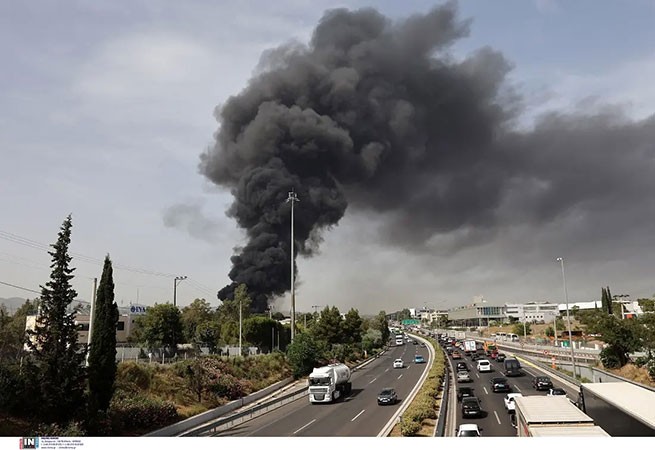 Завод в Кифисии превратился в "пепел" после пожара. Опасения по поводу токсичных веществ