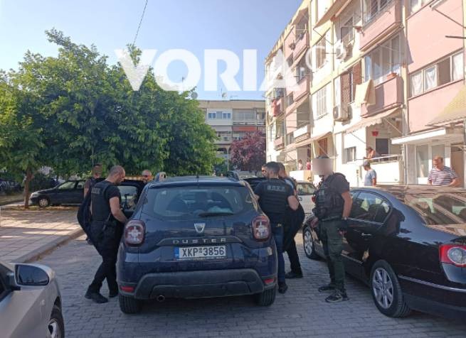 Тревога в Салониках: мужчина стрелял возле церкви Панагия в районе Феникос