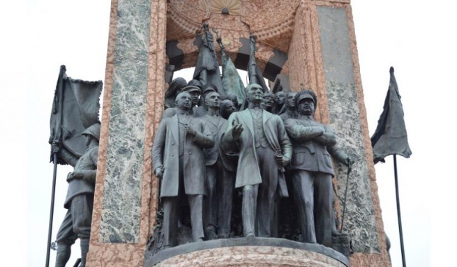 Мемориал Мустафе Кемалю и его соратникам на площади Таксим в Константинополе Фото: Василий Ченкелидис 