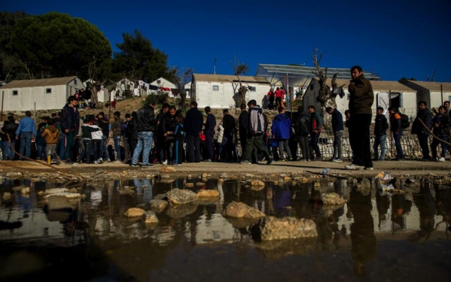 Мигранты и беженцы ждут регистрации в лагере для беженцев на острове Лесбос