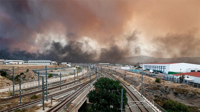 Пожар бушует в Аспропиргосе - Аттики Одос закрыта