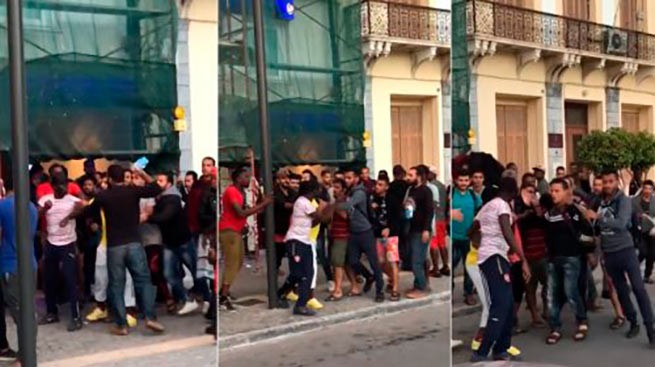 Мигранты подрались в очередях к банкоматам на Самосе (видео)