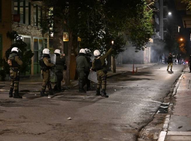 Нападение на полицейских  ΜΑΤ в Экзархии (видео)