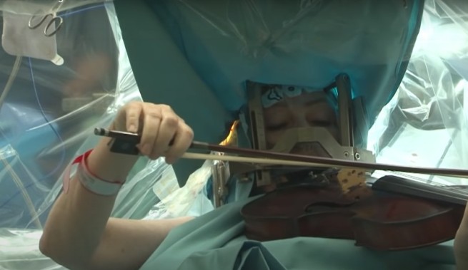 Девять из десяти хирургов в Греции слушают музыку во время операции