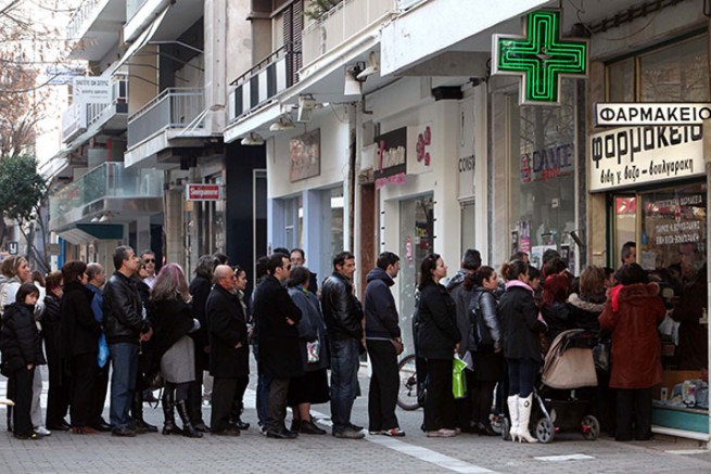 La escasez de medicamentos en Grecia vuelve locos a los pacientes en medio de una ola de virus estacionales