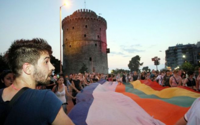 Белая башня - в цветах радуги ЛГБТ