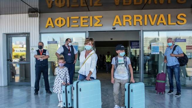 Продлены органичения: 4000 россиян в неделю могут въезжать в Грецию