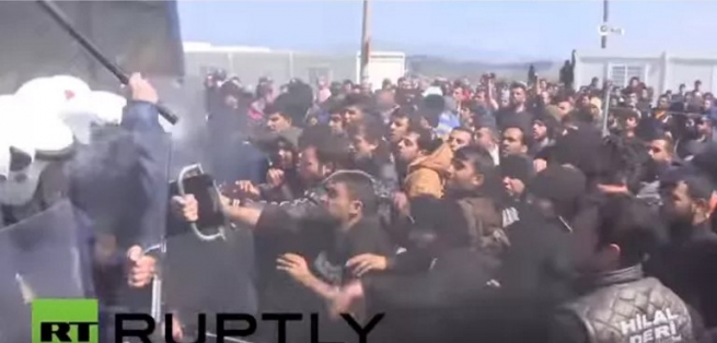 Стычки и столкновения беженцев растут по всей Греции