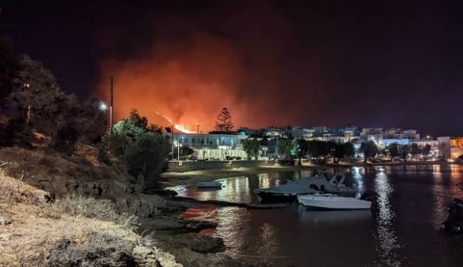 На Паросе продолжается тушение масштабного пожара, вспыхнувшего в понедельник вечером