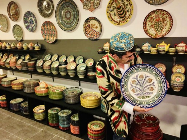 Изделия узбекских народных умельцев в Афинах