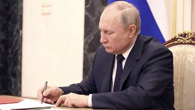 Путин ждет доклад от «Газпрома» о реализации изменений валюты платежей