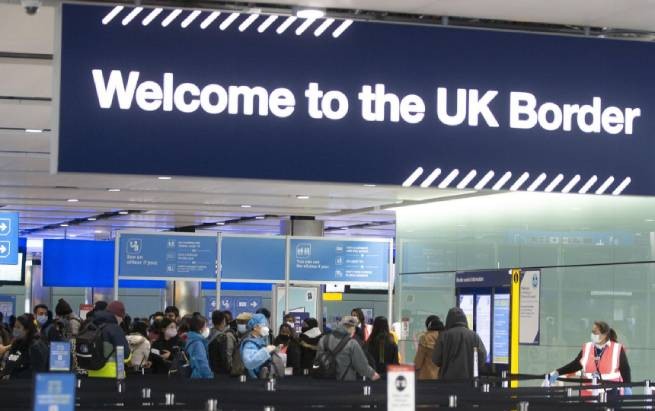 В лондонском аэропорту Хитроу обнаружена посылка со следами урана