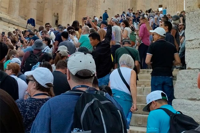 Туристы буквально «осадили» афинский Акрополь