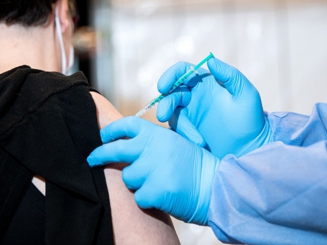 Германия: сотрудники дома престарелых получили 5 доз вакцины от коронавируса каждый