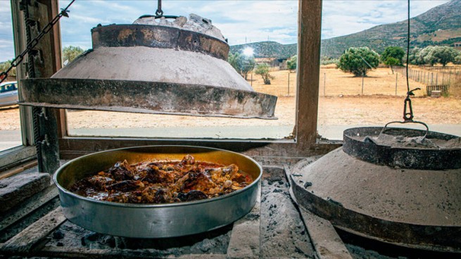 Жарка в &quot;запеканке&quot;, саракацани, - это целое искусство. Опытные грильеры в Аттике немногочисленны, но их блюда не имеют себе равных по вкусу. Фото: Михалис Паппас