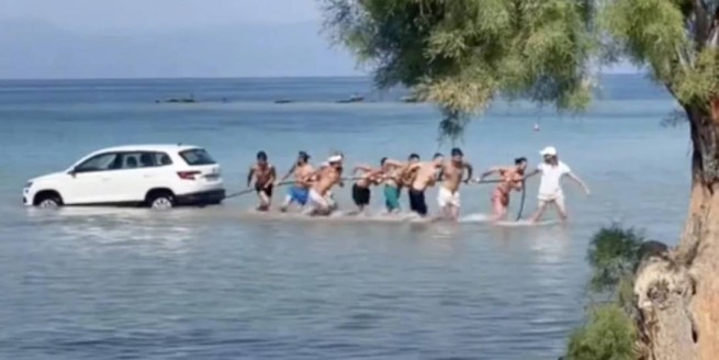 "Бурлаки" на Эгине: отдыхающие помогли вытащить автомобиль из моря