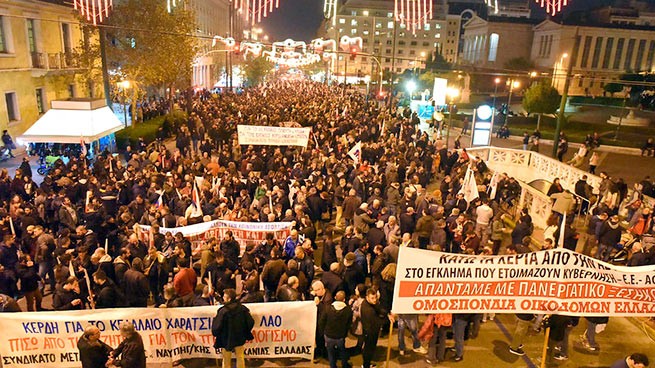 Греческие коммунисты вывели тысячи человек на митинги протеста