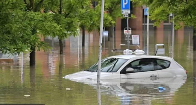 Число погибших от мощного наводнения в Италии увеличивается, жертвами стихии стали 13 человек (видео)