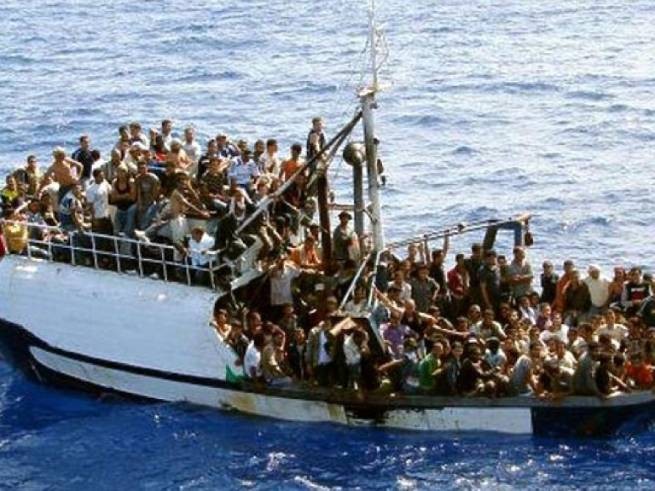 В Средиземном море пропало судно с 70 мигрантами