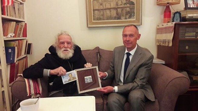 Посол России вручил Манолису Глезосу советскую марку с его портретом
