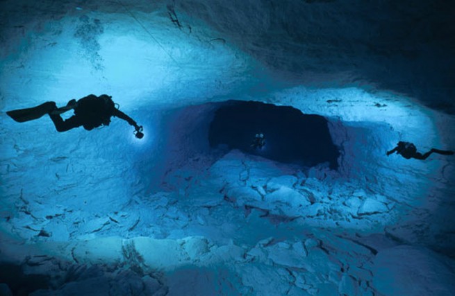 Триллер с двумя дайверами, пропавшими в подводной пещере