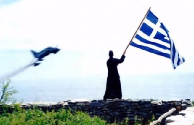 Афонский монах благословляет флагом греческих  Икаров